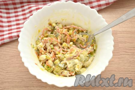 Салат "Обжорка" к столу лучше всего подать охлаждённым, поэтому убираем его в холодильник на 20-30 минут.