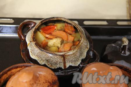 Влить в каждый горшочек по 50 миллилитров воды комнатной температуры и накрыть горшочки крышкой.&nbsp;Поставить горшочки на противень и отправить в разогретую духовку, готовить жаркое из индейки с картошкой при температуре 200 градусов 1 час.