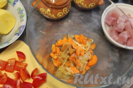 Остывшие морковку с луком переложить в объёмную миску.