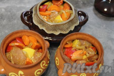 Разложить овощи с индейкой по горшочкам (я разложила по 3 горшочкам объёмом по 600 миллилитров).