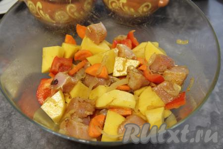 Перемешать овощи с филе индейки.