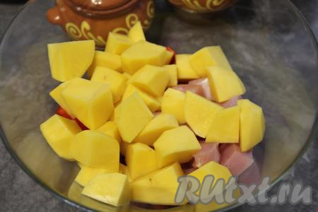 Картошку нарезать на дольки чуть крупнее среднего размера и добавить в миску с овощами и индейкой. Картофель и болгарский перец нужно нарезать достаточно крупно, чтобы они сохранили свою форму в процессе томления в духовке.