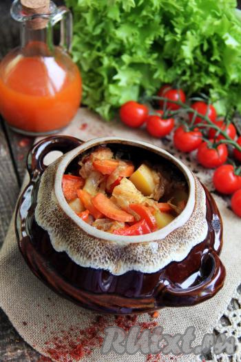 Затем горшочки достать из духовки и в горячем виде подать блюдо к столу. Жаркое, приготовленное из индейки с картошкой, получается аппетитным, ароматным и очень вкусным. Это блюдо отлично впишется в повседневное меню!