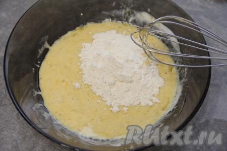 В получившуюся массу всыпать муку.