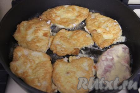 Жарить отбивные на среднем огне с двух сторон до золотистого цвета (примерно по 3 минуты с каждой стороны). Готовые отбивные должны покрыться приятной золотистой корочкой. Накрыть сковороду крышкой, выключить огонь и дать отбивным дойти под крышкой в течение 5 минут.