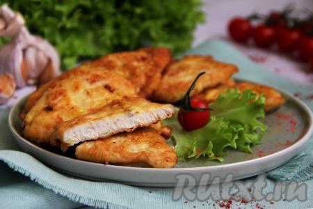 А вот как выглядит отбивная в разрезе. У готовой отбивной разрез должен быть однородного беловатого оттенка без розовых вкраплений.