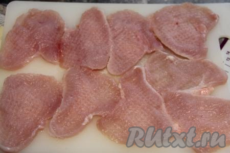 Отбить филе с двух сторон с помощью кулинарного молоточка.