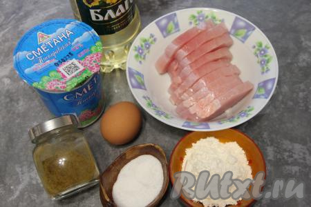 Подготовить продукты для приготовления отбивных из индейки в кляре. Филе нарезать на кусочки толщиной примерно 1,5 сантиметра.