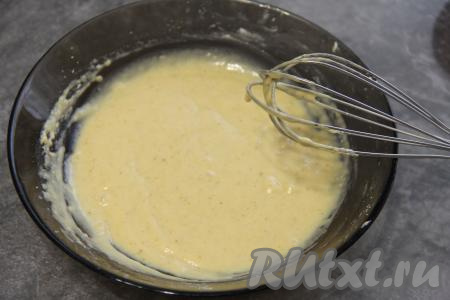 Перемешать кляр венчиком. Кляр получится не густым.