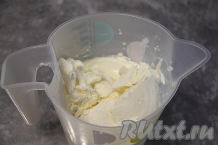 Взбить творожно-сливочный крем до однородности. Готовый крем, для того чтобы было удобно раскладывать его по стаканчикам, можно переложить в кулинарный мешок. Но можно крем раскладывать по стаканам и с помощью ложки.
