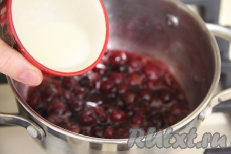 Довести массу до кипения, проварить, помешивая, в течение 2 минут, затем тонкой струйкой, непрерывно перемешивая, влить 1 столовую ложку крахмала, разведённую в 1 столовой ложке воды.&nbsp;