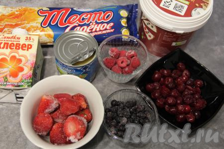 Подготовить продукты для приготовления ягодного трайфла.  Разморозить слоёное тесто при комнатной температуре. Пока тесто размораживается, можно приготовить вишнёвое и клубничное конфи.
