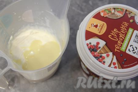 Сливки для приготовления крема нужно хорошо охладить. Переложить сливки в ёмкость, удобную для взбивания. Взбить сливки миксером до мягких пиков, затем добавить сгущёнку и творожный сыр.