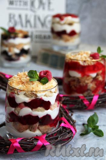 Нежный, изумительно вкусный трайфл из ягод подать к столу. Такой десерт украсит любой праздничный стол!