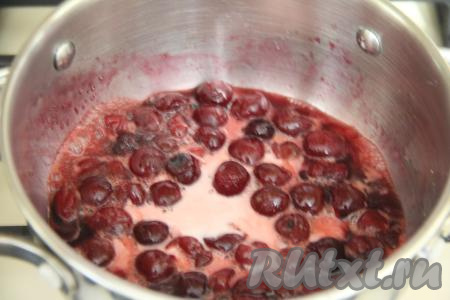 Вишнёвое конфи сразу загустеет. Как только появятся первые "бульки" снять начинку с огня, накрыть пищевой плёнкой так, чтобы она лежала на поверхности конфи и полностью остудить. Точно также сварить клубничное конфи из клубники, 50 грамм сахара и 1 столовой ложки крахмала, разведённого в 1 столовой ложке воды, а затем накрыть пищевой плёнкой, чтобы она лежала прямо на поверхности конфи и полностью остудить. Ягоды (у меня - малина и черника), если они заморожены, разморозить, лишнюю воду слить.