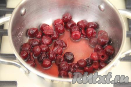 В сотейник выложить слегка размороженную (или свежую) вишню, добавить 50 грамм сахара, перемешать и поставить на небольшой огонь.