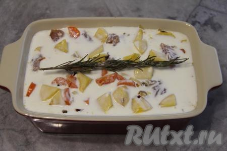 Соединить сметану и воду, перемешать. Влить сметанный соус в форму с индейкой и овощами, сверху, по желанию, можно выложить веточку розмарина. Желательно, чтобы все овощи были полностью покрыты соусом.