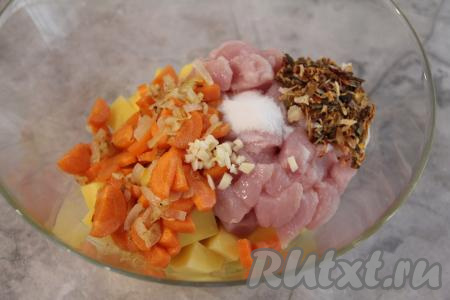 К индейке с овощами добавить соль, специи по вкусу (у меня - сушёные овощи) и зубчик чеснока, пропущенный через пресс. 