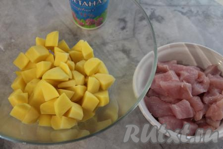 Очищенную морковку нарезать на полукружочки (или кружочки). Нарезать очищенную луковицу на полукольца. В сковороде прогреть растительное масло, выложить лук, обжарить его до прозрачности (в течение 3 минут) на среднем огне, помешивая, затем добавить морковку, обжаривать овощи минут 5 (до мягкости моркови), периодически перемешивая. Обжаренным овощам дать немного остыть. Картошку почистить и нарезать на средние кубики. Мякоть индейки нарезать на кубики среднего размера.