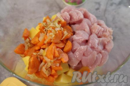  В глубокой миске соединить кусочки индейки, обжаренные овощи и картошку.