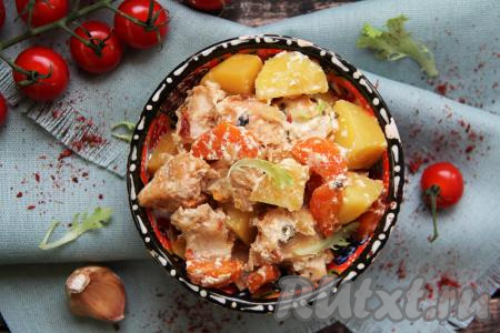 Накрыть форму фольгой, поставить в разогретую духовку и запекать при температуре 220 градусов минут 45. Готовность картофеля проверить зубочисткой (если зубочистка легко входит в картошку, значит блюдо готово). Затем достать блюдо из духовки, разложить по тарелкам и в горячем виде подать к столу. И индейка, и картошкой, томлёные в сметане, получились вкусными, мягкими и достаточно сочными. Отличное блюдо для семейного обеда или ужина!