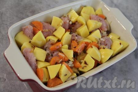 Переложить картошку с индейкой в жаропрочную форму.