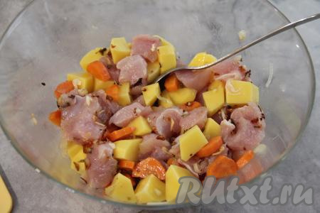 Перемешать овощи с индейкой.