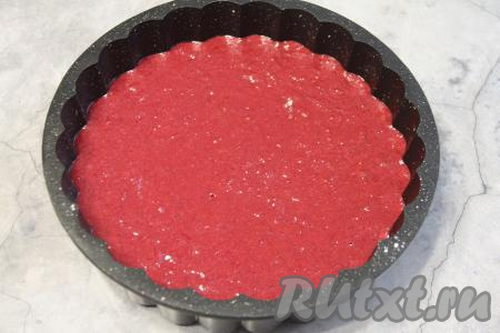 Форму для выпечки (лучше всего взять форму диаметром 22-24 сантиметра) смазать маслом и выложить тесто.