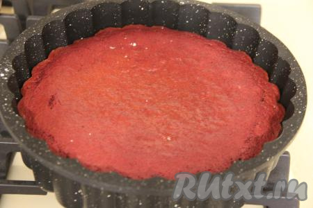 Выпекать свекольный кекс в разогретой духовке минут 40 при температуре 180 градусов. Готовность проверить сухой зубочисткой (если после прокалывания кекса зубочистка останется сухой и чистой, значит выпечка готова, сразу доставайте её из духовки).