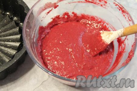 Добавляя муку, учитывайте, что тесто для свекольного кекса должно получиться воздушным, в меру густым, по консистенции будет напоминать сметану средней густоты. 