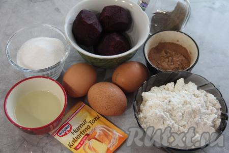 Подготовить продукты для приготовления свекольного кекса. Свеклу предварительно сварить до готовности в кожуре (на варку потребуется минут 50-60 после закипания воды), затем остудить и очистить от кожуры. Всего для кекса понадобится 200 граммов очищенной варёной свеклы.