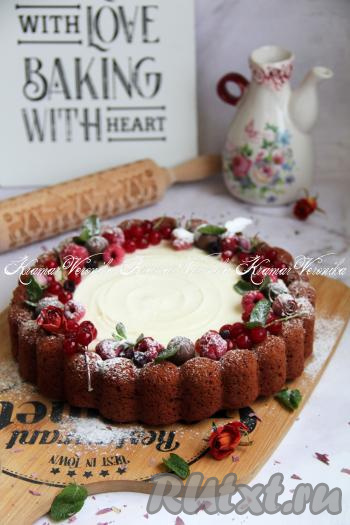 Готовый кекс достать из духовки, дать немного остыть. Затем вынуть свекольный кекс из формы и полностью остудить на решётке. Остывшую выпечку можно посыпать сахарной пудрой, а я решила кекс украсить кремом, перемешав с помощью лопатки 140 грамм творожного сыра и 1 столовую ложку сгущённого молока. Получившимся кремом смазала верх кекса. Края украсила ягодами и присыпала слегка сахарной пудрой. Вот такая красота получилась.