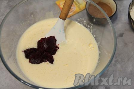 Добавить в яичную массу свекольное пюре и 2 столовых ложки растительного масла, перемешать лопаткой.