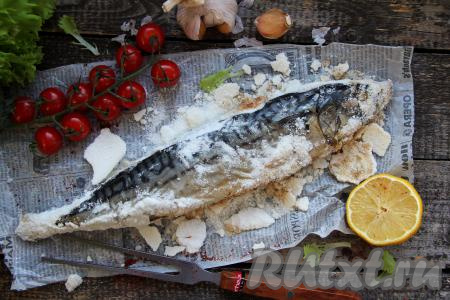 Скумбрия, запечённая в соли в духовке