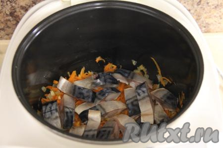 Кусочки филе скумбрии выложить поверх морковки с луком, посолить, аккуратно перемешать,&nbsp;выставить на 20 минут режим "Тушение" и закрыть крышку мультиварки.&nbsp;