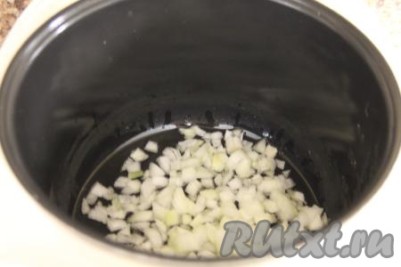 Лук и морковь почистить. Растительное масло влить в чашу мультиварки, выложить мелко нарезанный лук. Включить режим "Жарка", обжарить лук до прозрачности (я обычно обжариваю 4-5 минут), не закрывая крышку мультиварки и иногда помешивая.