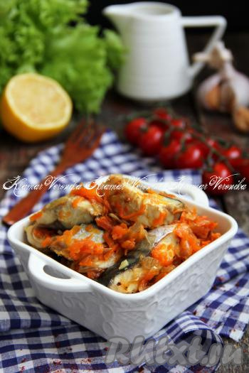 Готовую тушёную скумбрию вместе с овощами переложить из чаши мультиварки на тарелку, к столу это блюдо можно подать и в тёплом, и в остывшем виде, дополнив гарниром.