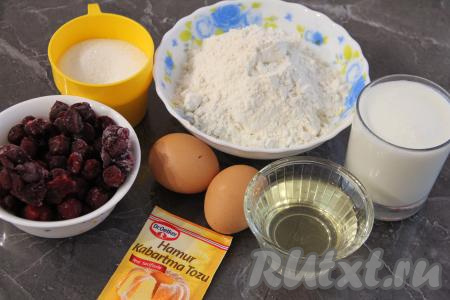 Подготовить продукты. Если вишня свежая, её нужно промыть, удалить косточки. Если вишня заморожена и на ней много льда, тогда её нужно разморозить, лишнюю воду слить. Если на ягодах немного льда, тогда их можно не размораживать.