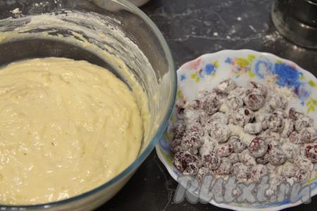 Добавляя муку, учитывайте, что тесто должно получиться в меру густым.&nbsp;К вишне добавить 1 столовую ложку муки, перемешать.