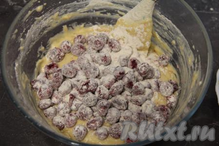 Добавить вишню в тесто и перемешать, равномерно и аккуратно распределяя ягоды.