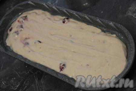 Форму для выпечки (у меня - прямоугольная форма размером 32 сантиметра на 14 сантиметров) смазать маслом и выложить тесто в форму.