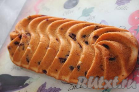 Выпекать кекс с вишней в разогретой духовке минут 40 при температуре 180 градусов. Готовность кекса проверьте, проколов его сухой зубочисткой (если после прокалывания теста зубочистка по-прежнему будет сухой, на ней не будет следов теста, значит кекс готов). Достать готовый кекс из духовки, а после того как он немного остынет, вынуть его из формы и оставить остывать.