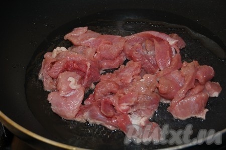 Говядину нарезать небольшими брусочками и выложить на разогретую сковороду с растительным маслом.
