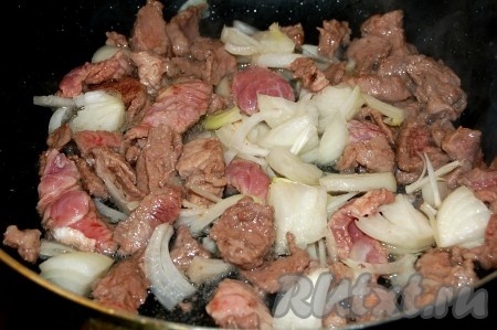 Добавить порезанный репчатый лук и обжаривать, периодически помешивая, 30 минут.
