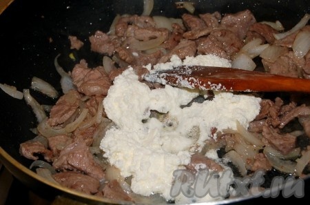 Затем добавить сметану, горчицу, соль, перец.
