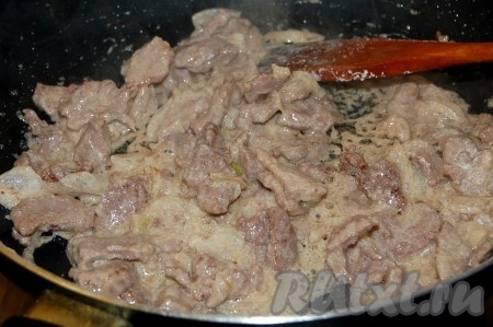 Тушить бефстроганов из говядины со сметаной, периодически помешивая, 30-40 минут на небольшом огне.
