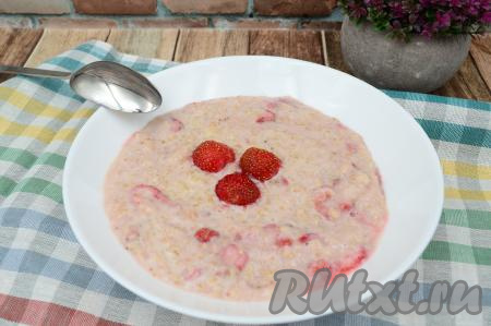 Овсяная каша с клубникой