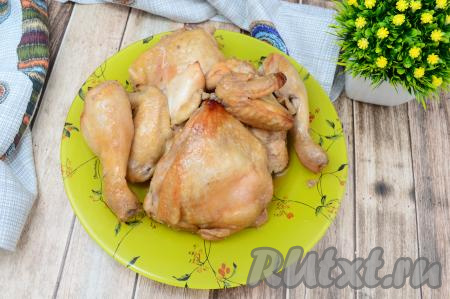 Готовую курицу вынуть из духовки, разрезать рукав для запекания (разрезать рукав нужно аккуратно, чтобы не обжечься паром), по желанию, полить курочку смесью соевого соуса и мёда, оставшимся в рукаве. Переложить кусочки курицы на подходящее блюдо и подать к столу. Курочка получается аппетитной, очень сочной, нежной и мягкой. Во вкусе присутствует лёгкая медовая нотка, которая придаёт мясу пикантность.