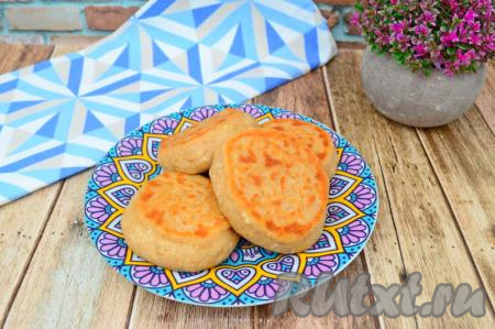 Готовые сырники выложить на бумажные салфетки для удаления лишнего масла, а затем можно подавать горячими к столу. Аппетитные, нежные сырники из творога с ароматной корицей станут отличным завтраком или перекусом. Я предпочитаю их подавать с мёдом или сметанкой.