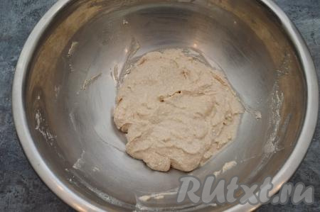 Растереть получившуюся творожную массу вилкой до однородной консистенции. 